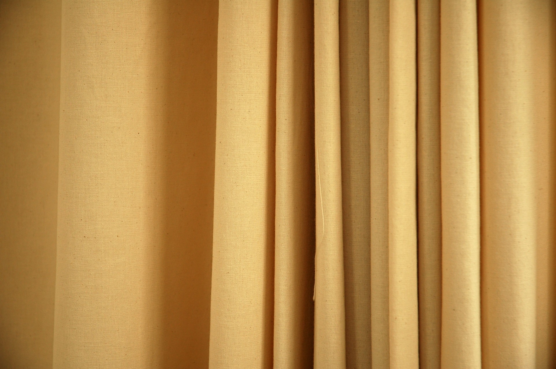 Плотный складка. Шторы бежевые. Текстура штор. Ткань складки. Задний фон шторы.
